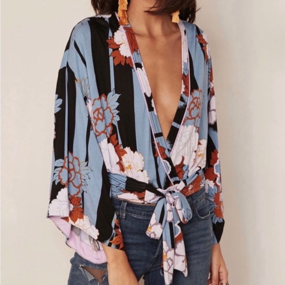Free People‎ That's A Wrap Slate Blue Floral Print Bell Sleeve Crop Top Sz Med
